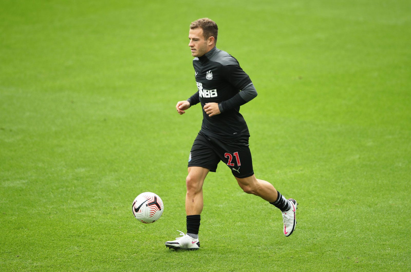 newcastle-uniteds-ryan-fraser-warms-up