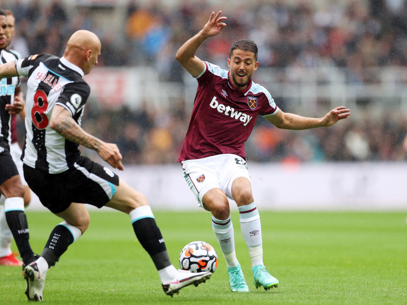 jonjo-shelvey-tackles-pablo-fornals-as-newcastle-play-west-ham-at-st-james-park