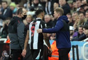 callum-wilson-walks-past-eddie-howe-while-injured-for-newcastle-united