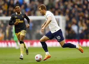 joe-willock-playing-for-newcastle-united-in-the-premier-league-2022