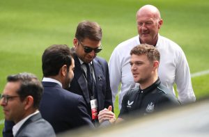 kieran-trippier-speaking-to-mehrdad-ghodoussi-and-jamie-rueben-newcastle-united-premier-league-2022