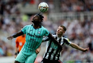 elliot-anderson-playing-for-newcastle-against-atalanta-preseason-friendly-2022