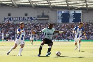 allan-saint-maximin-playing-for-newcastle-against-brighton-premier-league-2022