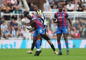 joe-willock-playing-for-newcastle-united-against-crystal-palace-premier-league-2022