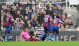 joe-willock-own-goal-newcastle-vs-crystal-palace-premier-league-2022